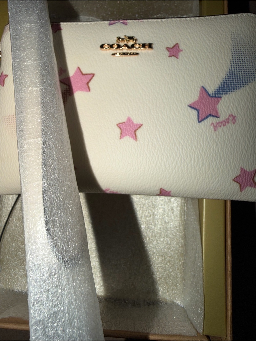 This elegant wristlet comes in a gift box. It has removable charms - Picture 2 of 6